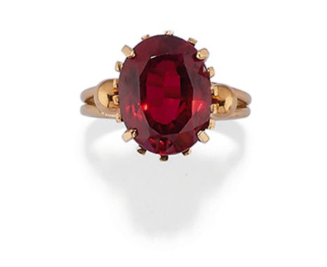 au centre un rubis synthètique ovale, 750 poinçonPoids: 6,00 g environ, mesure bague 55A SYNTHETIC RUBY RING
