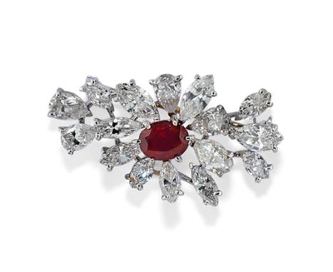 en forme de bouquet stylisè avec un rubis ovale au centre entourè de diamants taille goutte et marquisePoids: 6,00 g environA