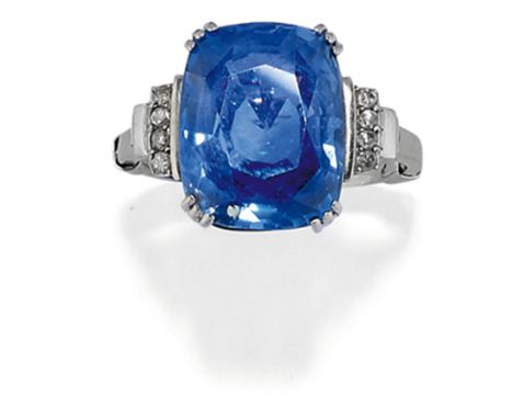 au centre, un saphir taille coussin bordè de diamants taille huit-huit, avec contre-baguePoids: 11,00 g environA SAPPHIRE AND