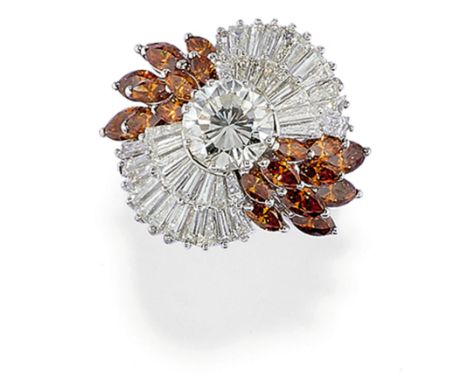 Avec au centre un diamant taille brillant pesant environ 1,80 ct, entourè de diamants blancs taille baguette et diamants oran