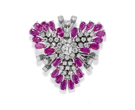 en forme de trèfle ornè de rubis taille marquise et de diamants taille brillant et huit huitPoids 13,00 g env.A RUBY AND DIAM