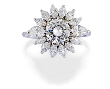 en forme de fleur avec un centre brillant pesant environ 1.60 ct, entourèe de diamants taille marquise Poids environ 6,00 g, 