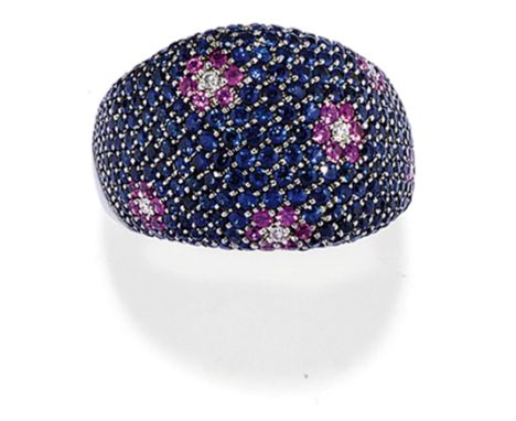 En or avec un motif floral de rubis, saphirs et diamants, poids environ 13 g, poinçon or 750, taille bague 21. A RUBY , SAPPH