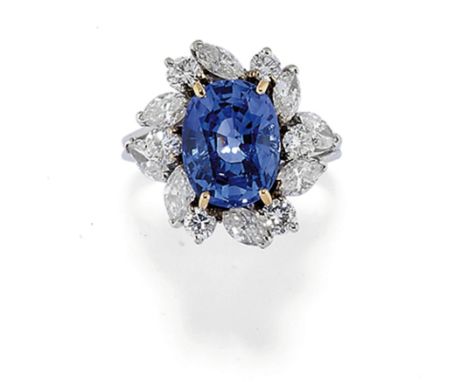un saphir rond taille coussin entourè de diamants taille brillants et marquisePoids 5,29 g environ, taille bague 54A SAPPHIRE