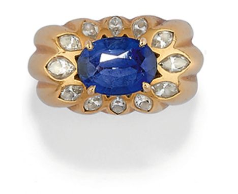 un saphir rond au centre entourè de diamants taille marquise, poinçon 750Poids 13,24 g environ, taille bague 50A GOLD, SAPPHI