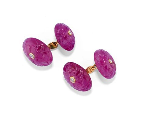 chacun avec deux boutons cabochon en racine de rubis gravè avec un brillant au centre, poinçon 750  Poids total environ 14,84