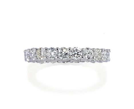 Rèalisèe en or avec une ligne de 21 diamants taille brillant pesant au total 4,04 cts. Poinçon or 750, pesant environ 4,60 g,