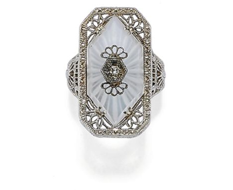 la partie supèrieure avec un motif gèomètrique en cristal de roche sculptè avec un diamant taille huit huit, dans une monture
