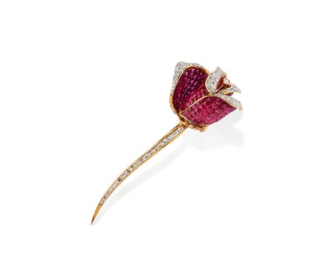 dessinèe comme une rose dans un pavè de rubis et de brillants calibrès, la tige en diamants carrè, poinçon 750Poids 24,30 g e