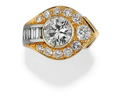 motif de serpent stylisè dècorè au centre d'un brillant encadrè par des diamants taille baguette et brillantsPoids g 10,00 en