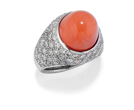 En or avec un corail cabochon au centre, entourè d'un pavè de diamants. Poids: 16,80 g, taille 54 Poinçon or 750A GOLD DIAMON