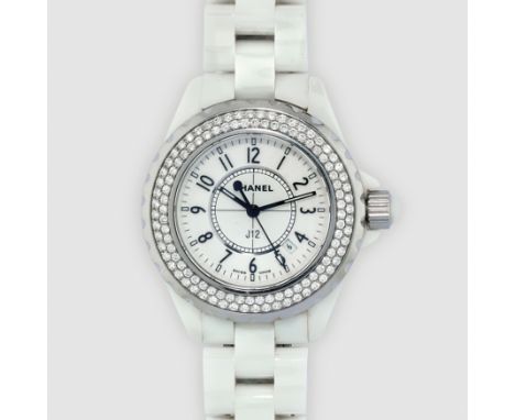 Montre-bracelet Chanel, boîtier en cèramique et acier diamètre 34 mm rèfèrence J12. Lunette en acier avec diamants. Cadran bl