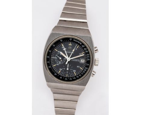 Boîtier en acier brossè de 42 mm de large, avec poussoirs de chronographe à 2 et 4 heures, couronne tachymètre. Verre minèral