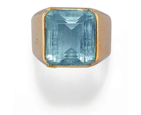 une aigue-marine au centre taille octogonalePoids: 16,00 g environ, mesure bague 55AN AQUAMARINE RING
