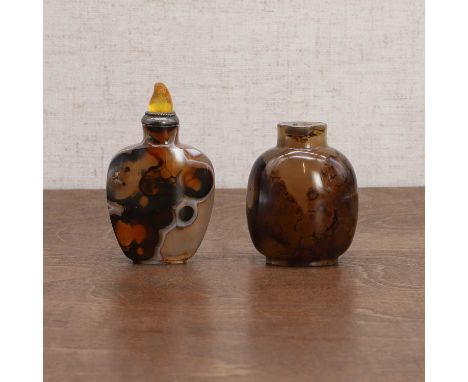 Two Chinese agate snuff bottles, Qing dynasty (1644-1911), one rounded and the other compressed, 5.2 and 6.8cm high (2)清 素玛瑙鼻