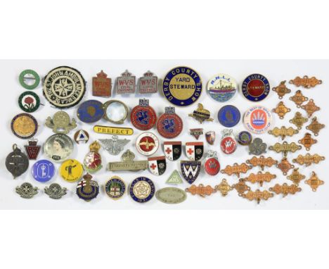 MISCELLANEOUS VINTAGE BRASS AND ENAMEL OR OTHER LAPEL BADGES, INCLUDING DERBY COUNTY SHOW, WVS, NATIONAL SAVINGS MOVEMENT, ET