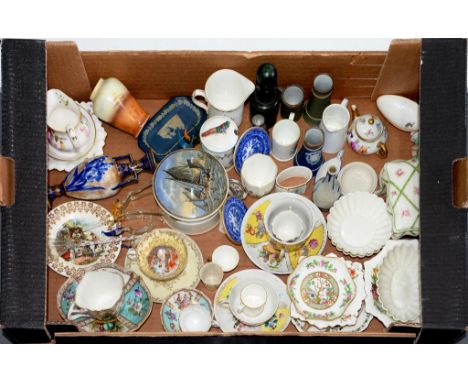 A COLLECTION OF MINIATURE ORNAMENTAL POTTERY AND PORCELAIN, INCLUDING A ROYAL DOULTON EARTHENWARE BLUE IRIS AND GILT VASE, 16