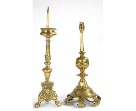 A 16TH CENTURY STYLE BRASS ALTER STICK, 53CM H AND A BRASS TABLE LAMP