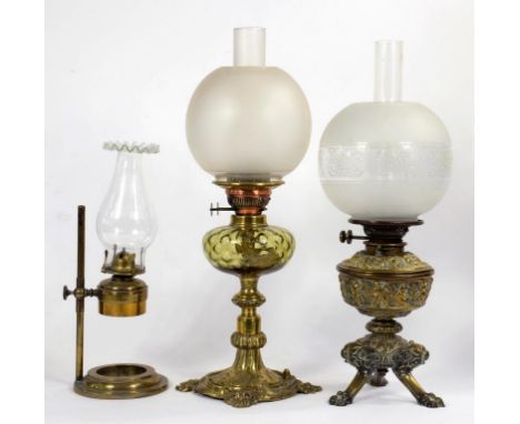 A VICTORIAN ORNATE CAST BRASS OIL LAMP WITH MOULDED GREEN GLASS FOUNT AND BRASS BURNER, 51CM H INCLUDING FROSTED GLASS GLOBE 