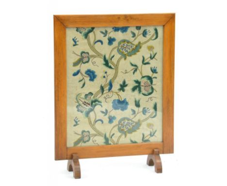 A 17TH CENTURY STYLE FIRESCREEN WITH EMBROIDERY WORK PANEL, 78CM X 61CM 