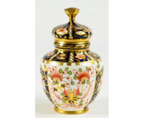 A ROYAL CROWN DERBY WITCHES PATTERN VASE AND COVER, 14CM H, PRINTED MARK, EARLY 20TH CENTURY 