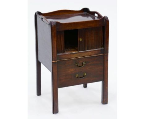 A GEORGE III MAHOGANY TRAY TOP COMMODE, WITH TAMBOUR SHUTTER, 48CM W