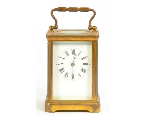 A FRENCH BRASS CARRIAGE CLOCK, THE MOVEMENT RETAINING THE ORIGINAL PLATFORM LEVER ESCAPEMENT AND STRIKING ON A COILED WIRE GO