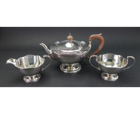 A George III style three piece circular tea service, Wilson & Sharp, Birmingham 1917, with undulating threaded rims, on sprea