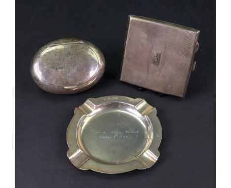 An Edwardian silver squeeze action tobacco box, Birmingham 1908, gilt lined, the hinged cover inscribed, 9cm wide, an engine 