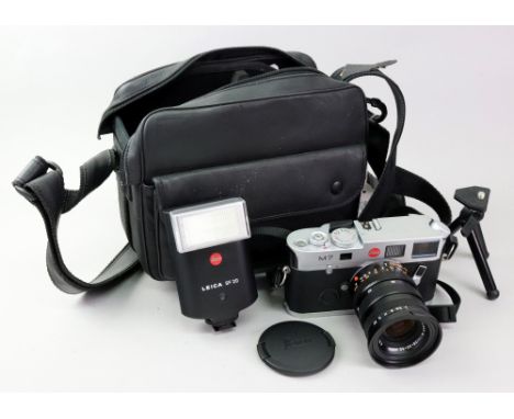 Leica M7 camera, no. 2850076, fitted with a Leica Tri-Elmar-M, 1:4/28 -35-50 ASPH, E55 lens, no. 3800502, together with a Lei
