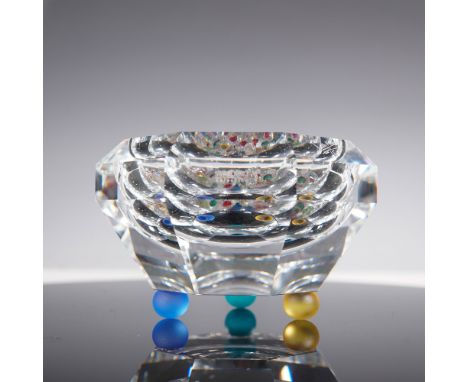 This exquisite Swarovski crystal bowl, known as the Colorado, features a sleek, modern design. The bowl's clear, faceted crys