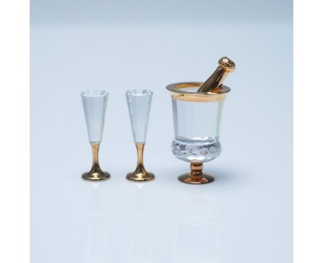 This Swarovski Crystal Memories set features a dazzling miniature sparkling wine cooler accompanied by two flutes, each accen