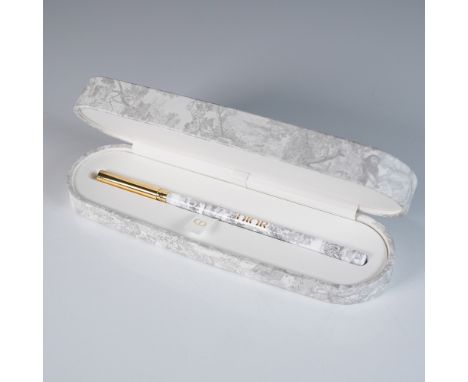 This Dior Rouge Premier Ceramic Lip Brush is an exquisite makeup accessory, crafted in collaboration between Dior and the ren
