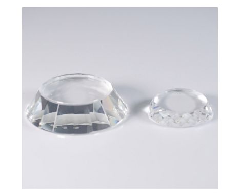 A beautifully crafted faceted crystal display stand from the Arribas Collection. This elegant piece is designed to showcase a