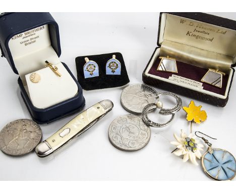 A quantity of gold, silver and costume jewellery, including a 9ct gold stick pin, a silver and onyx brooch, various commemora