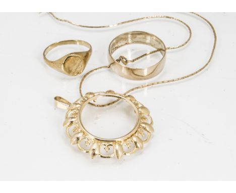 A quantity of 9ct gold, including a Sovereign mount, a signet ring, wedding band and 9ct gold necklace (af) total gold weight