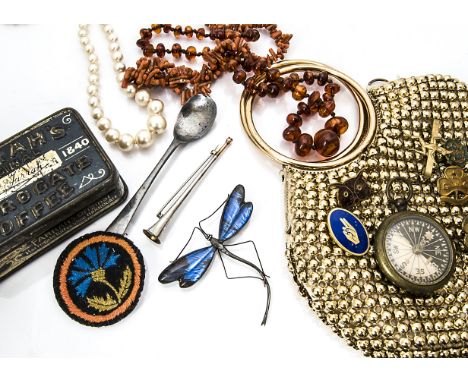 A quantity of jewellery, including and American Art Deco Whiting &amp; Davis mesh gilt metal evening bag, a string of Baltic 