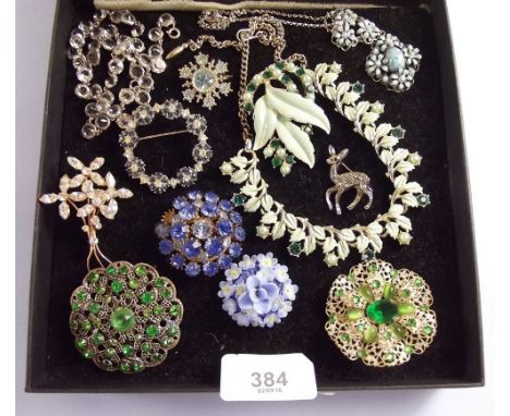 A group of vintage jewellery 