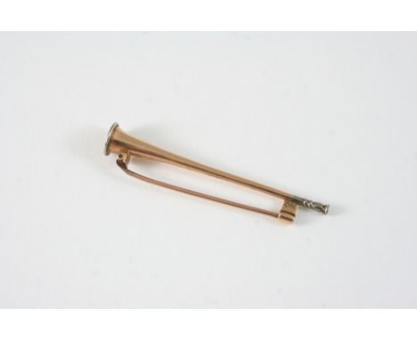 A 15CT. GOLD HUNTING HORN BROOCH 5.5cm. long.