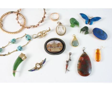 A QUANTITY OF JEWELLERY including a pearl and gold hunting brooch, a micromosaic brooch, a gold and gem set bracelet, a gold 