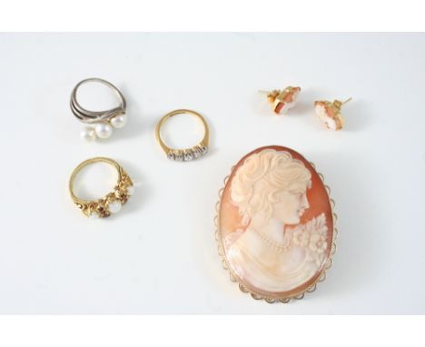 A QUANTITY OF JEWELLERY including an opal and garnet ring, set with three circular cabochon opals and four circular-cut garne