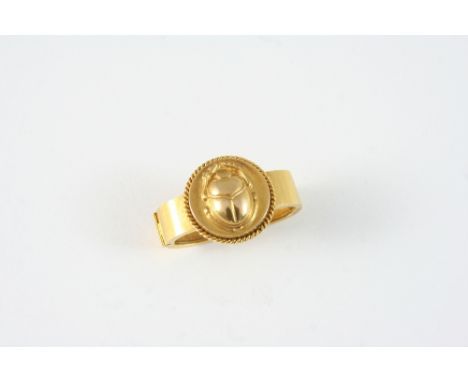 A GOLD SCARF RING embossed with a scarab, 5.2 grams.