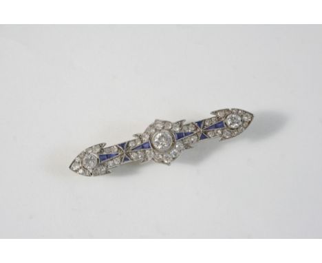 AN ART DECO SAPPHIRE AND DIAMOND BROOCH of double arrow head design, set with three principal circular old brilliant-cut diam