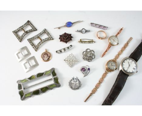 A QUANTITY OF JEWELLERY including an Edwardian diamond and pearl brooch, a gold and gem set gypsy ring, a lady's gold wristwa