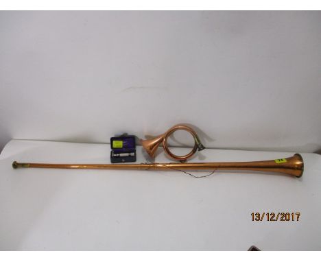 Metalware to include a copper horn, a similar hunting horn and a vintage travellers razor, boxed