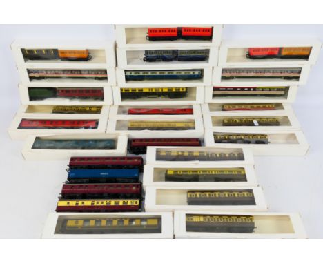 Lima - Hornby - Tri-ang - An assortment of over 30 HO/OO gauge items to include passenger coaches, brake coaches and others. 