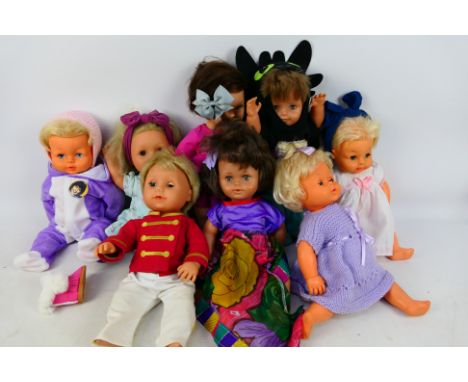 Mattel - Palitoy - Others - An unboxed group of vintage dolls which includes a small group of Tiny Tears dolls circa 2000's. 