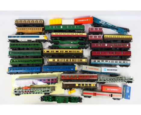 Hornby - Lima - Airfix - Tri-ang - A mixed assortment of over 25 unboxed HO/OO gauge items to include R157 Railcar Diesel Rai