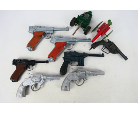 Solido - Lone Star - Fairylite - Others - An unboxed group of collectable vintage cap guns and a clockwork cannon. Lot includ