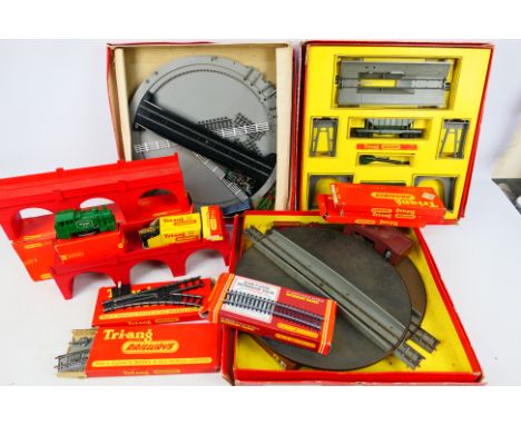 Tri-ang - Hornby - A selection of HO/OO gauge railway items to include R161 Operating Hopper car Set, R408U Turntable Electri